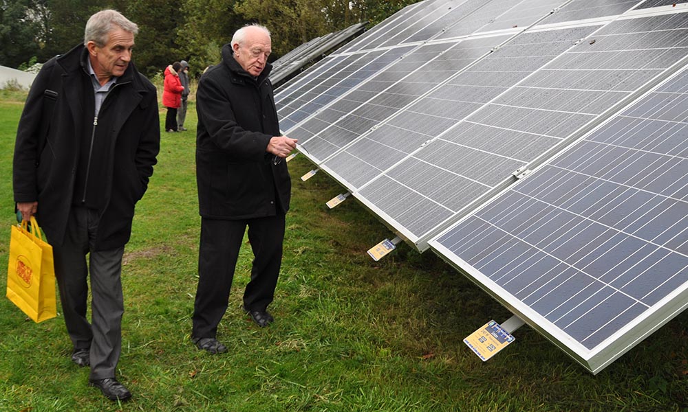 Preben Maegaard, forstander for Nordisk Folkecenter for Vedvarende Energi, var ikke kun optaget af udviklingen af vindmøller, men også af solceller. Her ses han sammen med Steen Gade (SF), hvor han viser en teststation af solceller frem. 